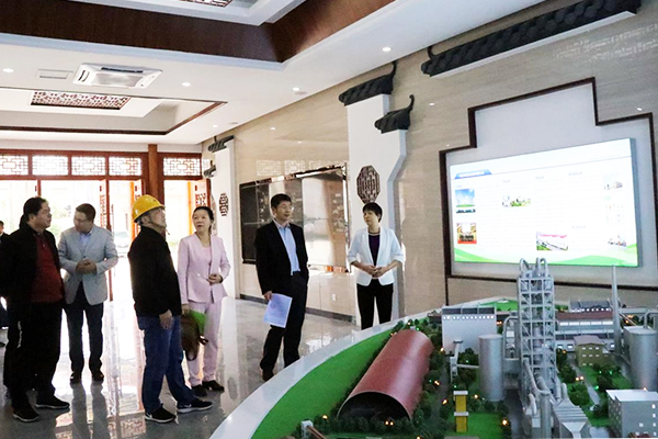調研組參觀主廠房一樓展示廳、智能中央控制室01.jpg